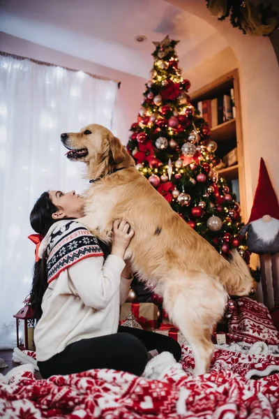 Een Vrouw Spelen Met Haar Golden Retriever Hond Naast Een — Stockfoto