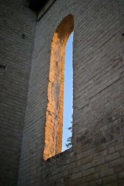 Una Vieja Pared Ladrillo Con Una Ventana —  Fotos de Stock