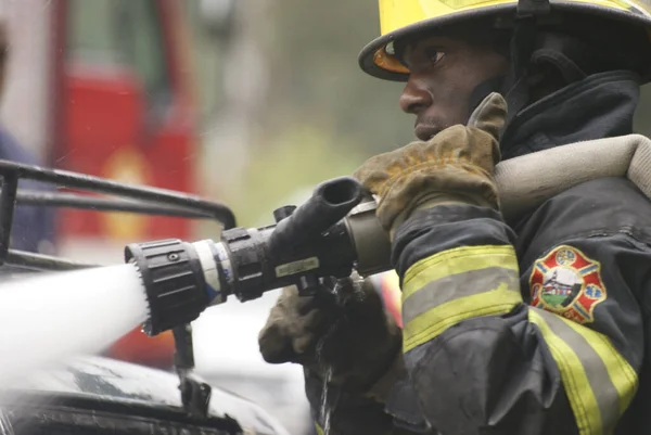 2010年4月24日 在南非比勒陀利亚茨瓦内 消防员在燃烧的汽车上坠落 — 图库照片