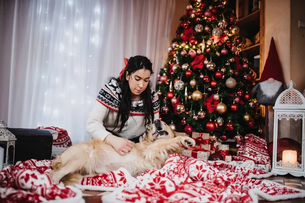 Uma Fêmea Brincando Com Seu Cão Golden Retriever Lado Uma — Fotografia de Stock