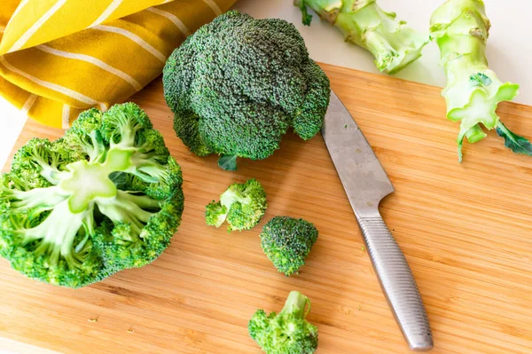 Top View Fresh Raw Broccoli Wooden Board Knife — Stock Photo, Image