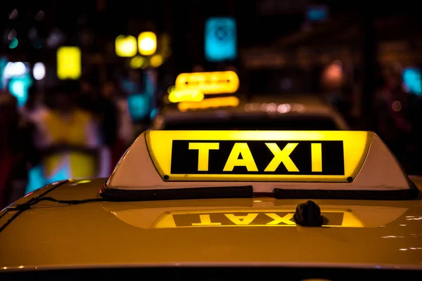 Освітлений Знак Даху Таксі Вночі — стокове фото
