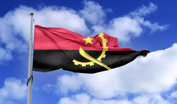 Flaga Angoli Maszcie Flagowym Poruszającym Się Wietrze Nad Niebem — Zdjęcie stockowe