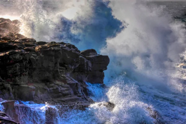 Uma Bela Vista Ondas Mar Salpicando Rochas Sob Céu Nublado — Fotografia de Stock