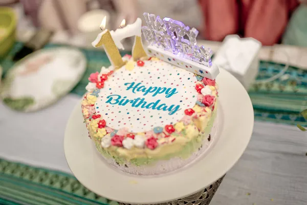 屋外での誕生日ケーキの選択的フォーカスショット 17歳の誕生日 — ストック写真