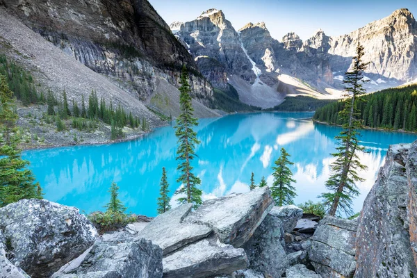 Uma Paisagem Lago Moraine Cercada Por Rochas Vegetação Parque Nacional — Fotografia de Stock