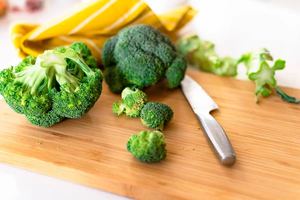 Brokoli Mentah Segar Papan Kayu Dengan Pisau — Stok Foto