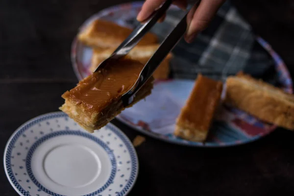 Une Main Prenant Milhojas Dessert Colombien Traditionnel Avec Pinces — Photo