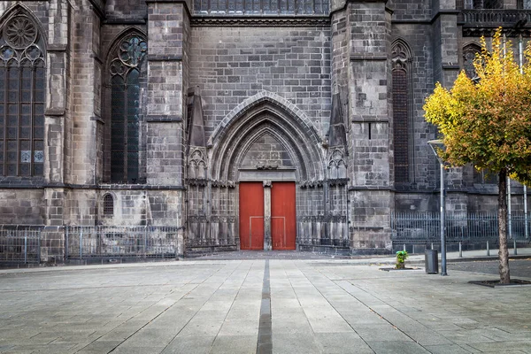 Ένας Γοτθικός Καθεδρικός Ναός Στο Clermont Ferrand Της Γαλλίας Κατασκευασμένος — Φωτογραφία Αρχείου