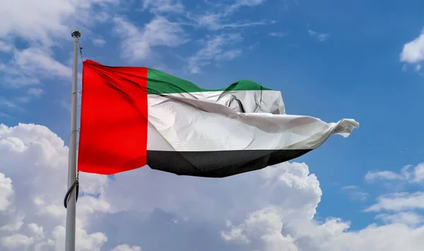 Vlag Van Verenigde Arabische Emiraten Een Vlaggenmast Wind Tegen Hemel — Stockfoto