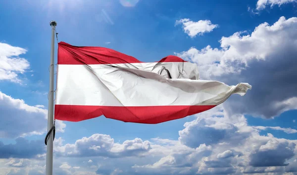Österrikes Flagga Vid Flaggstång Vinden Mot Himlen — Stockfoto