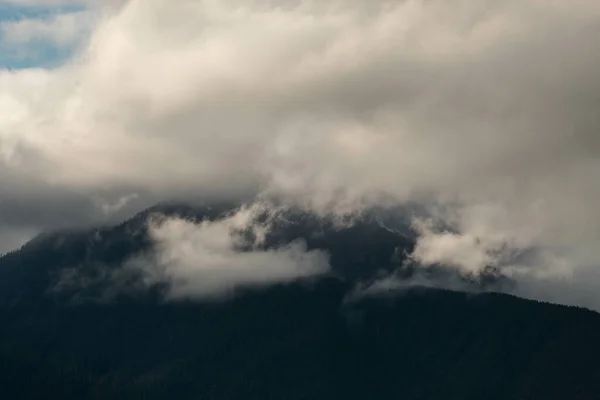 Een Prachtig Uitzicht Een Bergachtig Landschap Bedekt Met Witte Wolken — Stockfoto