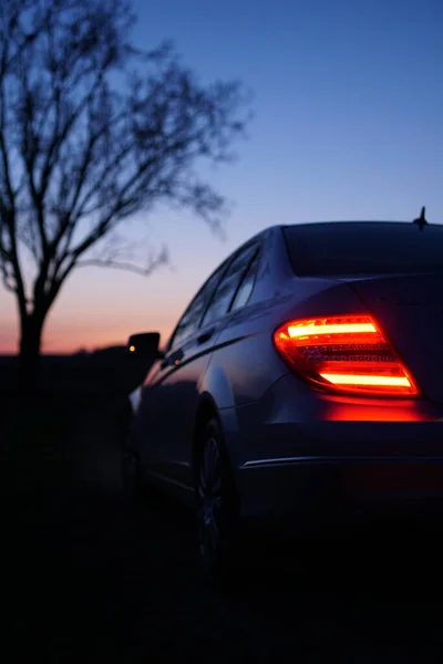 日没に面した駐車車 夕方の車の中でロマンチックなデート — ストック写真