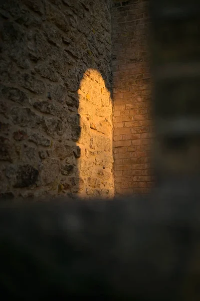 Eski Tuğla Duvardaki Güneş Işığı — Stok fotoğraf