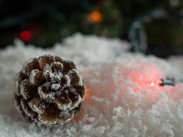 Ένα Κουκουνάρι Διακοσμητικό Χιόνι Κάτω Από Ένα Χριστουγεννιάτικο Δέντρο — Φωτογραφία Αρχείου