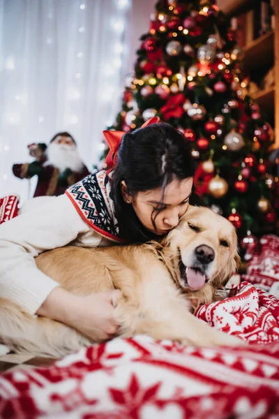 Een Vrouw Spelen Met Haar Golden Retriever Hond Naast Een — Stockfoto