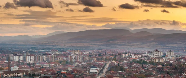 Una Vista Increíble Del Paisaje Urbano Pirot Durante Dramático Atardecer —  Fotos de Stock