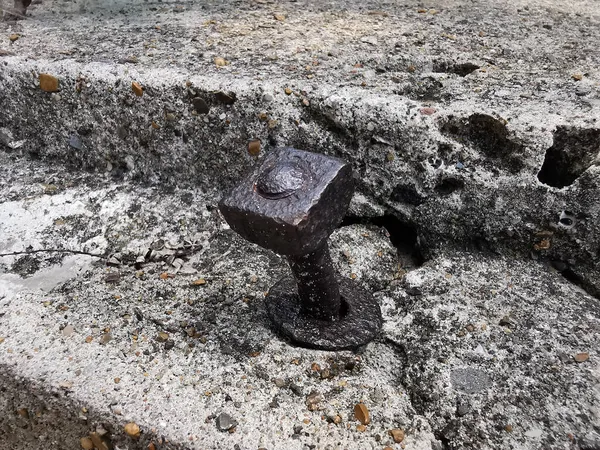 石の表面に古い錆びたボルトの閉まり — ストック写真