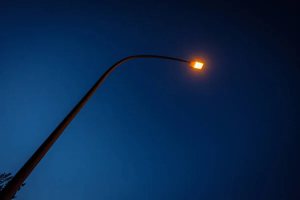 Een Lage Hoek Opname Van Straat Lichten Met Blauwe Lucht — Stockfoto