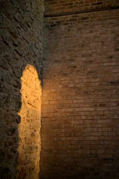 Eski Tuğla Duvardaki Güneş Işığı — Stok fotoğraf