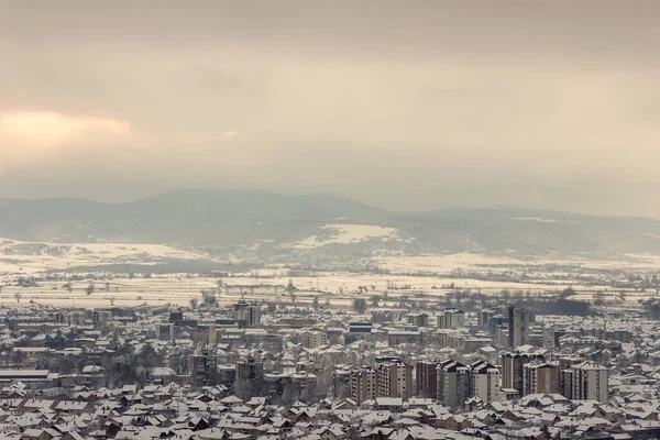 在多云的日子里 塞尔维亚皮罗市雪景迷人的景象 — 图库照片