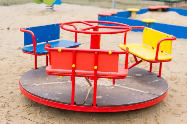 遊び場で砂の上の赤い丸み — ストック写真