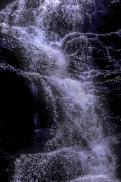 岩に囲まれた渓流の美しい景色 — ストック写真
