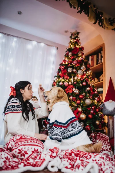 Een Vrouw Spelen Met Haar Golden Retriever Hond Naast Een — Stockfoto