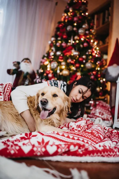 Eine Hündin Spielt Heiligabend Mit Ihrem Golden Retriever Hund Neben — Stockfoto