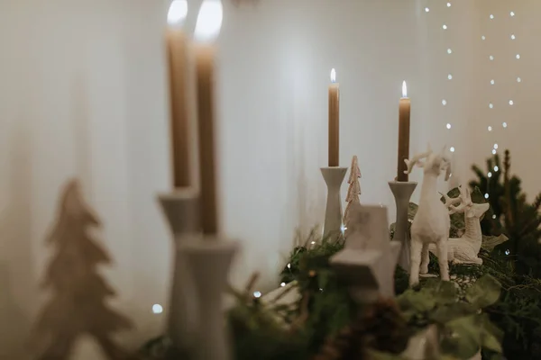 Les Décorations Noël Avec Cerfs Bougies Branches Sapin — Photo