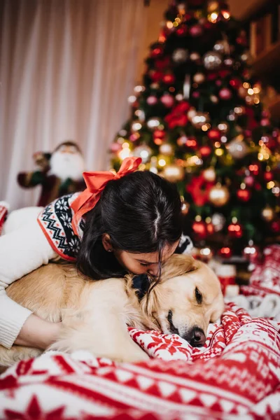 Een Vrouw Spelen Met Haar Golden Retriever Hond Naast Een — Stockfoto