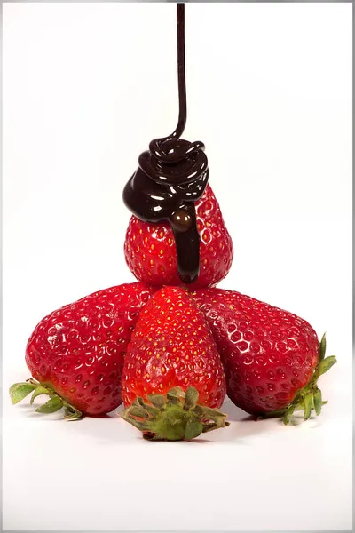 Ein Vertikaler Schuss Frischer Erdbeeren Mit Schokoladensoße Auf Weißem Hintergrund — Stockfoto