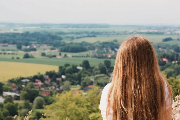 Жінка Дивиться Красивий Пейзаж Лісами Будинками — стокове фото