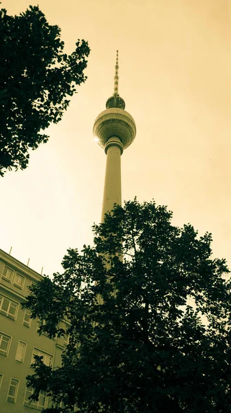 Plano Vertical Bajo Ángulo Del Fernsehturm Berlín Alemania — Foto de Stock