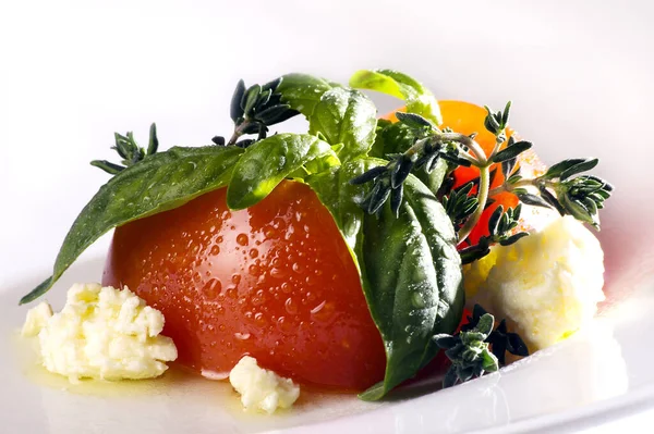 Eine Nahaufnahme Eines Frischen Tomatensalats Mit Verschiedenen Zutaten — Stockfoto