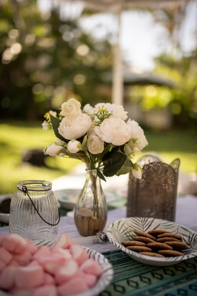 Μια Κάθετη Φωτογραφία Λευκά Λουλούδια Και Σνακ Ένα Τραπέζι Στον — Φωτογραφία Αρχείου