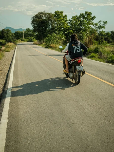2021年10月11日 泰国农村地区青少年骑摩托车的垂直镜头 — 图库照片