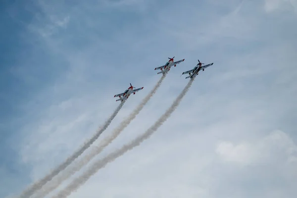 Een Groep Van Vliegende Vliegtuigen Tegen Een Bewolkte Lucht Tijdens — Stockfoto