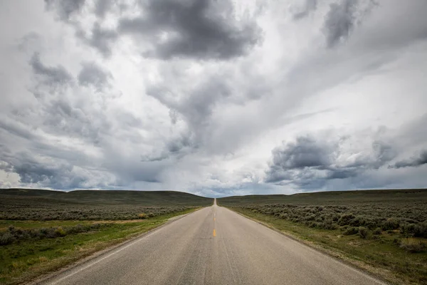 Een Rechte Weg Een Veld Een Bewolkte Dag — Stockfoto