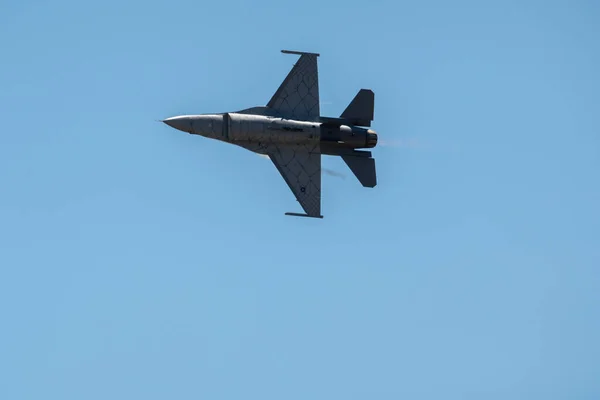 Açık Mavi Gökyüzüne Karşı Uçan Bir Askeri Uçak — Stok fotoğraf