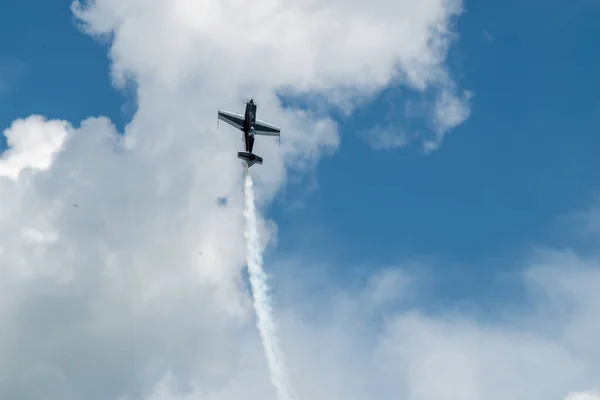 Avión Volador Contra Cielo Nublado Durante Espectáculo Aéreo —  Fotos de Stock