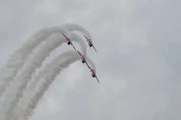 Hava Gösterisi Sırasında Bulutlu Bir Gökyüzüne Karşı Uçan Bir Grup — Stok fotoğraf