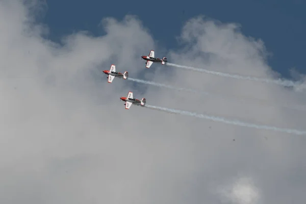 Alacsony Szögben Repülő Repülőgépek Komor Alatt — Stock Fotó