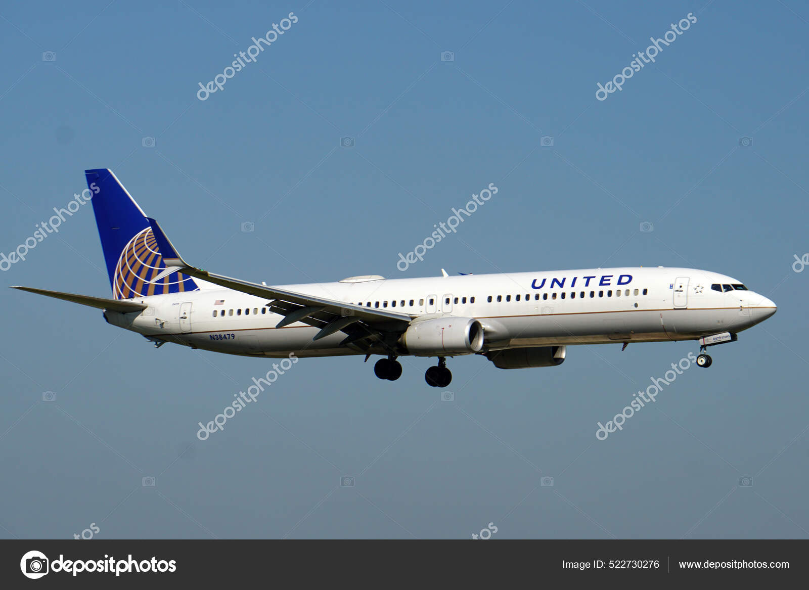 2021年10月9日美国联合航空公司波音737飞机在芝加哥奥黑尔国际机场着陆—— 库存社论照片© Wirestock #522730276