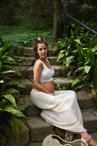 Young Caucasian Pregnant Woman Looking Camera Sitting Steps Garden — Stock Photo, Image