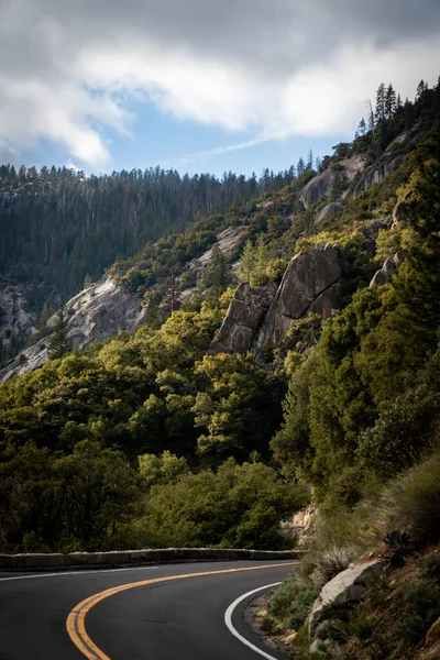 Tiro Vertical Uma Estrada Cercada Por Montanhas Árvores — Fotografia de Stock