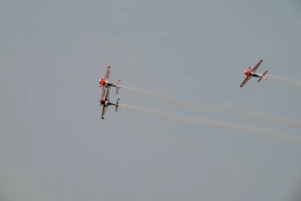 Groupe Avions Volant Contre Ciel Sombre Lors Spectacle Aérien — Photo