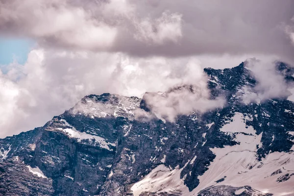 Paisaje Alpes Gran Paradiso Reserva Nacional Bajo Cielo Nublado Italia —  Fotos de Stock