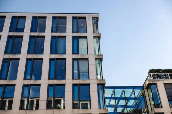 Eine Flache Aufnahme Moderner Gebäudefassade Vor Wolkenlosem Blauen Himmel Düsseldorf — Stockfoto