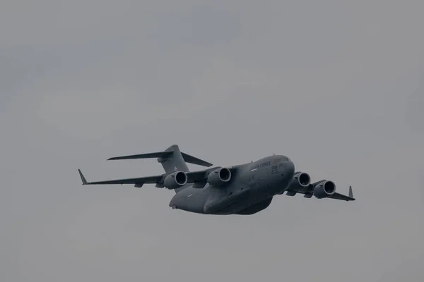 Avión Militar Volador Contra Cielo Nublado —  Fotos de Stock